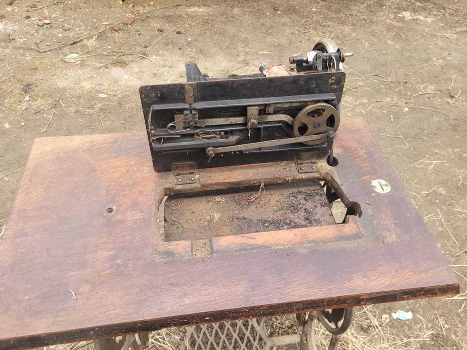 Vând mașina de cusut singer