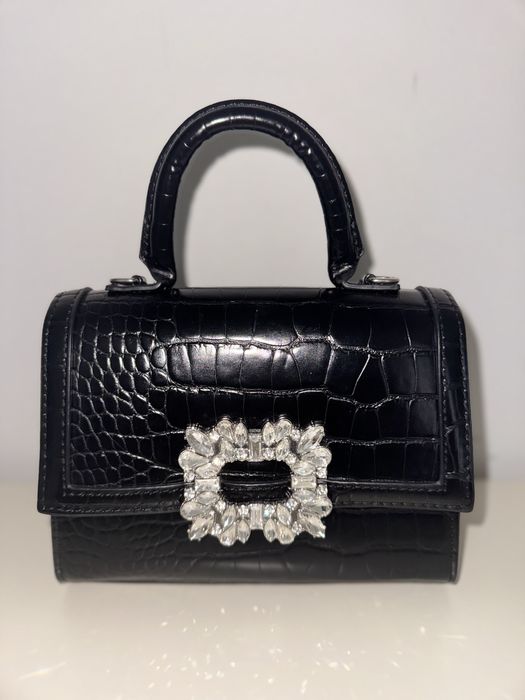 Черна чанта със сребърен детайл