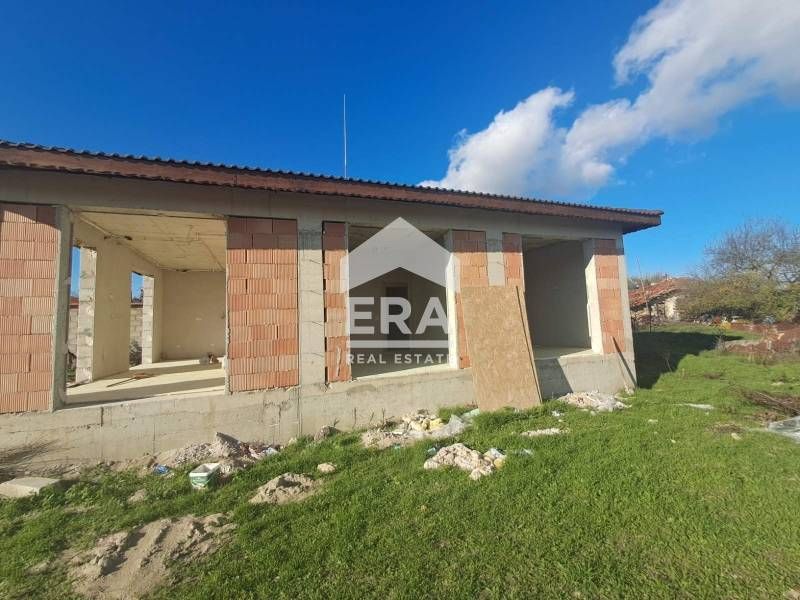 Едноетажна новострояща се къща за продажба, с двор, в с. Калиманци, на