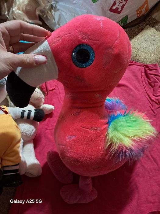 Vand plușuri frumoase