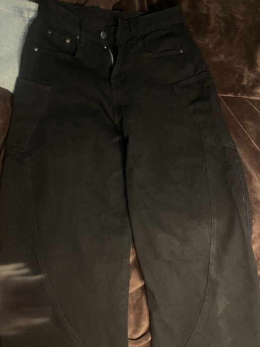 черные и голубые бегги джинсы