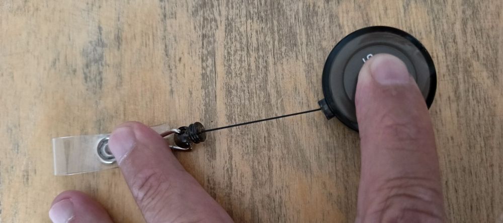 Держатель для пропуска с рулеткой новый,удобный