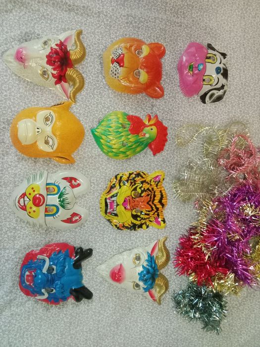 Новогодние маски и дождик