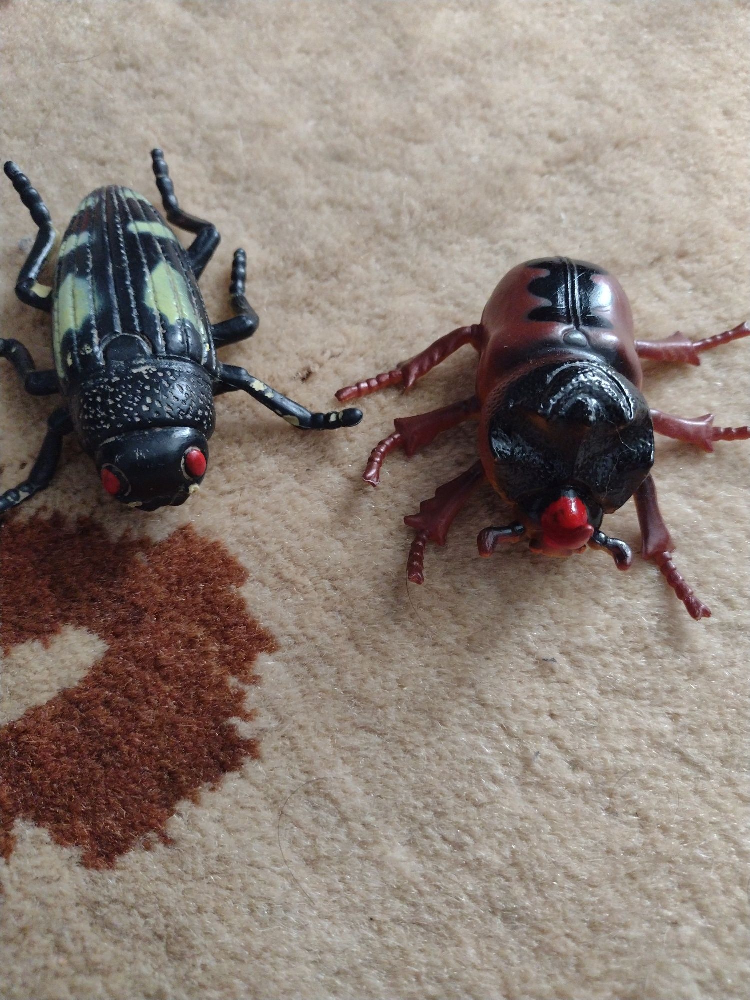 Insecte și reptile de jucărie