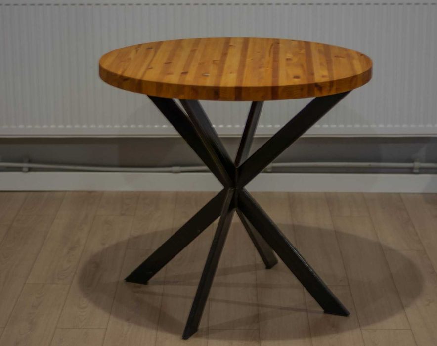 Masă modernă din lemn masiv cu picioare metalice – design unic