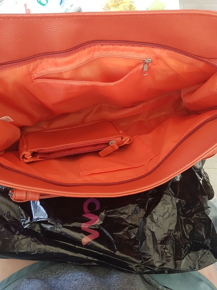 Нова дамска чанта с протмоненце към нея в оранжев цвят