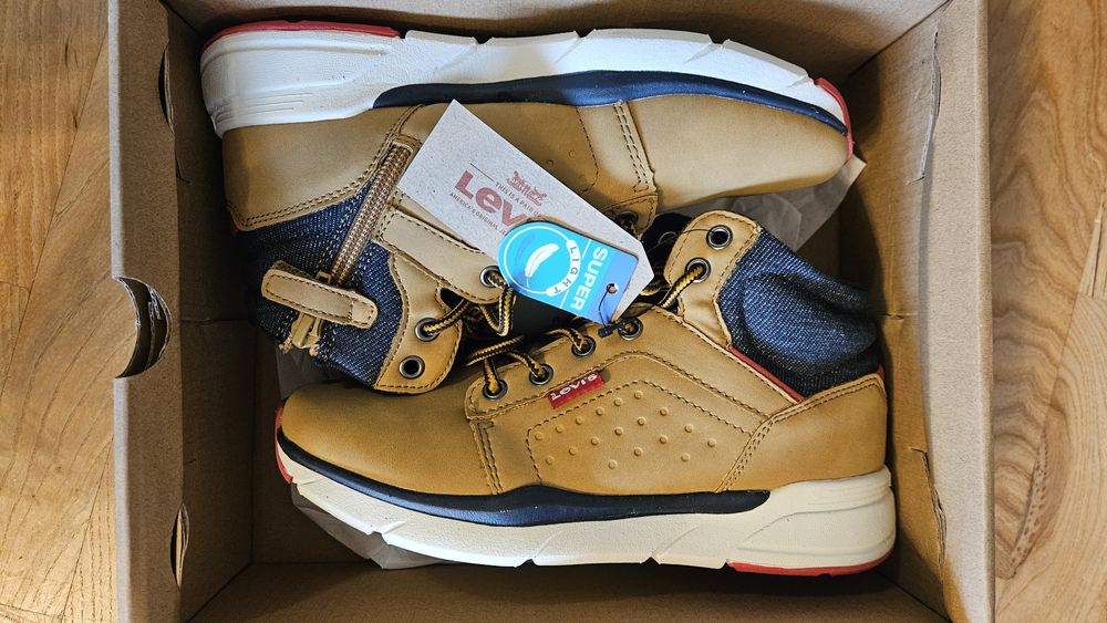Нови зимни боти за момче Levis 34 номер