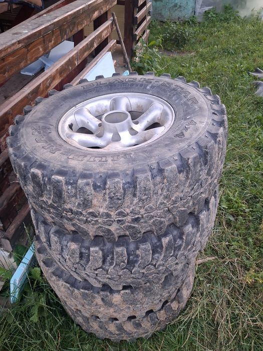 Vând anvelope 235 75 r15 cu jante aluminiu