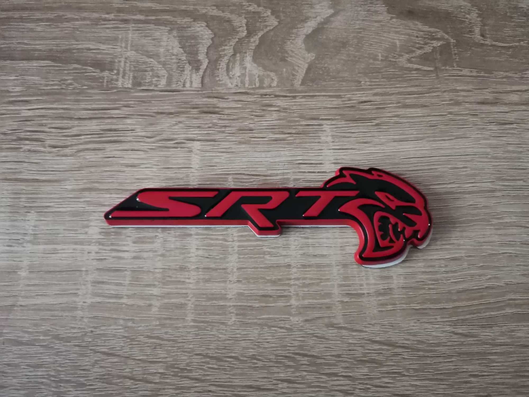 SRT Hellcat червено с черно емблема дясна