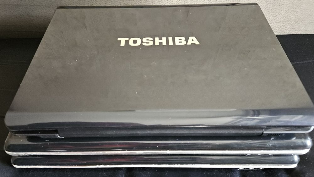 3 бр. Лаптопи - 2 бр. HP Pavilion dv7 и 1бр. Toshiba Satelite A210-14T