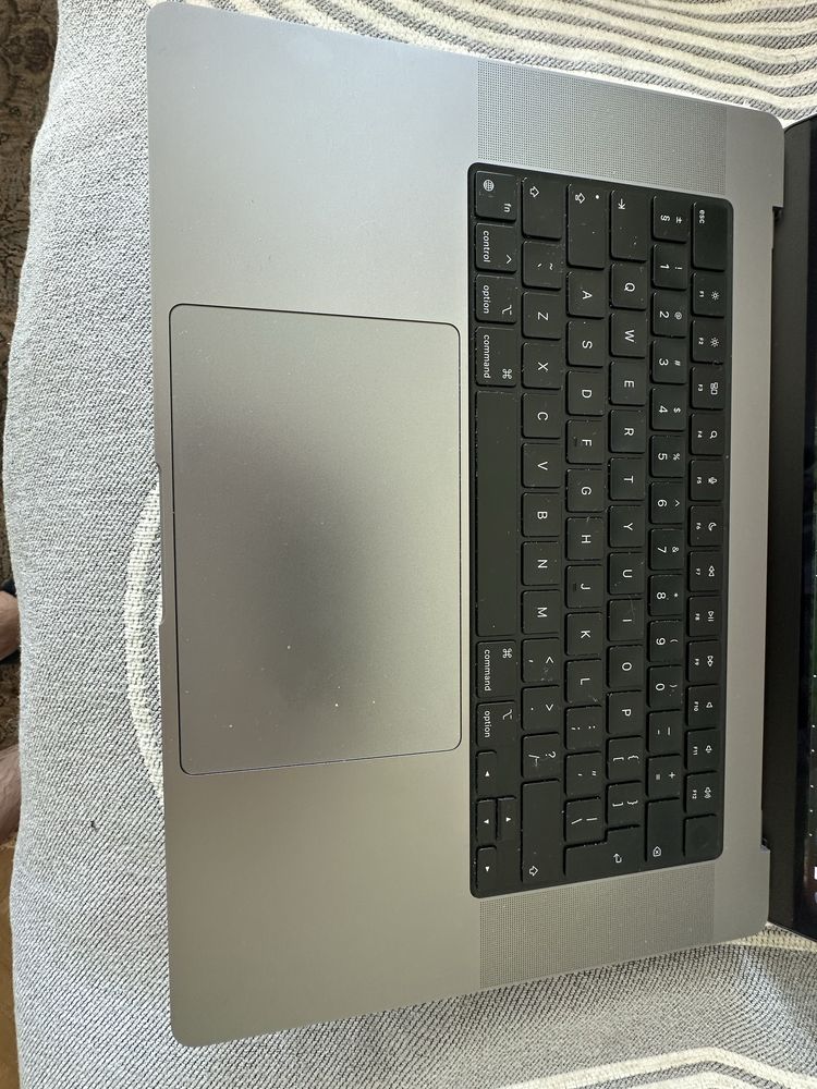 Macbook. Pro 16   M1 pro.  32 GB RAM/ 2TB SSD