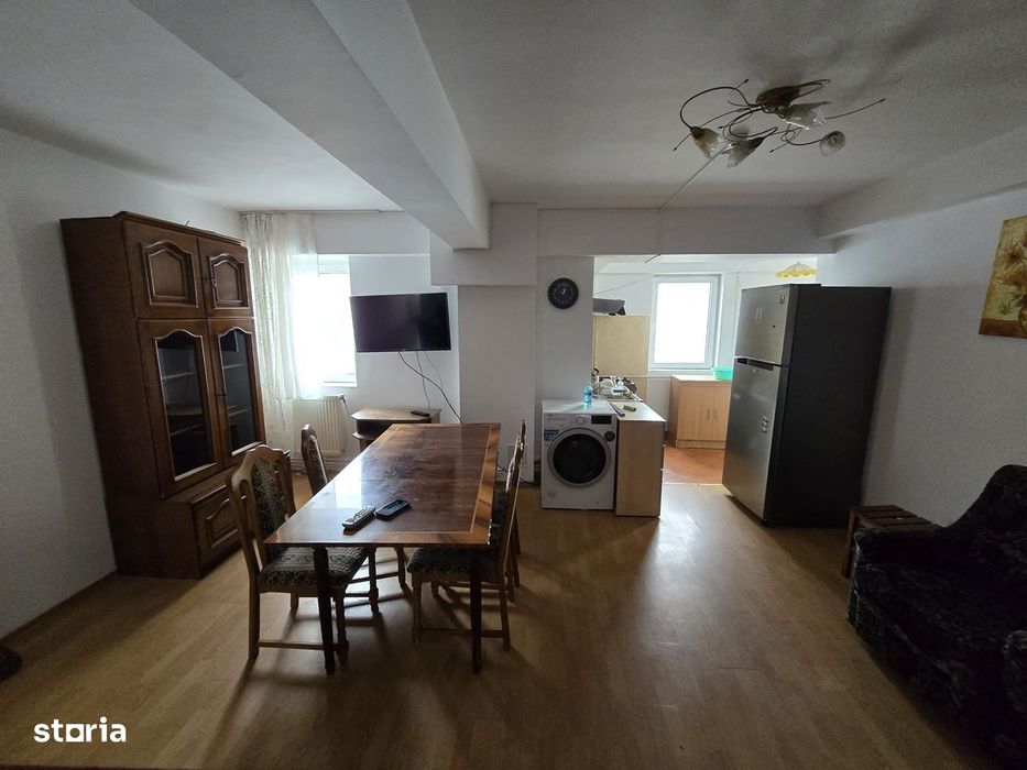 Ofer spre închiriere apartament cu 3 camere