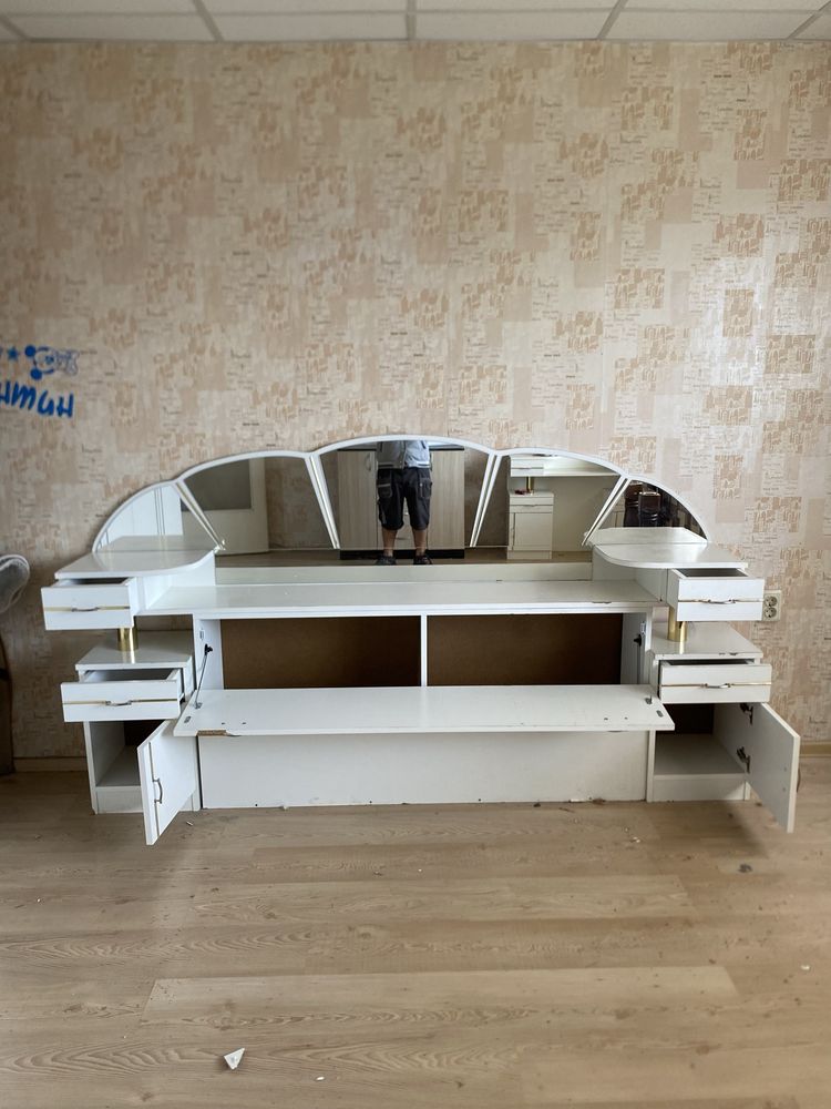 Мебели и матраци.