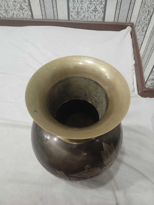 Sariq metalldan vaza