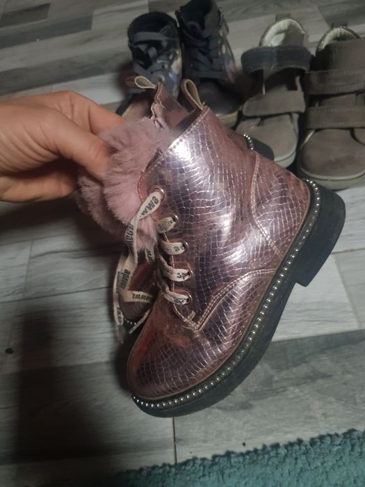 Ghetute fetite mărimea 28