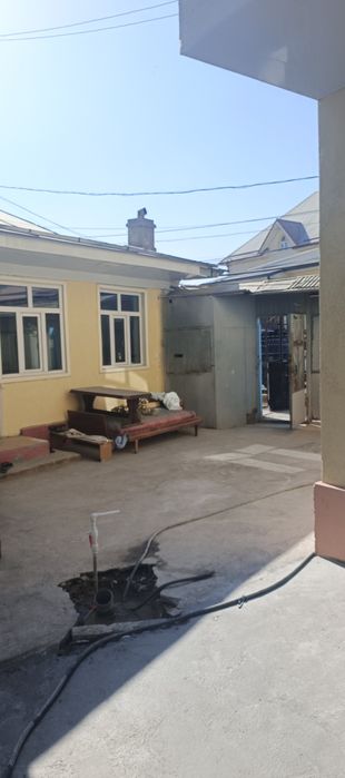 Продам дом Мирабатский район 4 соток возле дороги торг уместен