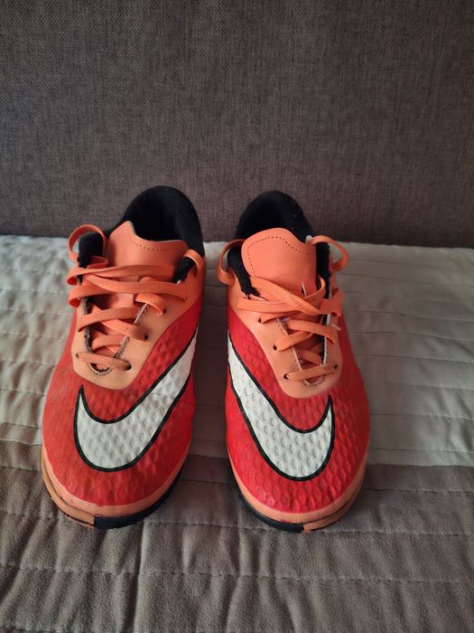 Vând ghete de fotbal pentru băieți Nike