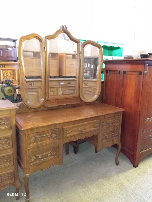 Тоалетка пълен масив с тройно фасетно огледало в стил "ЛУИ XV"