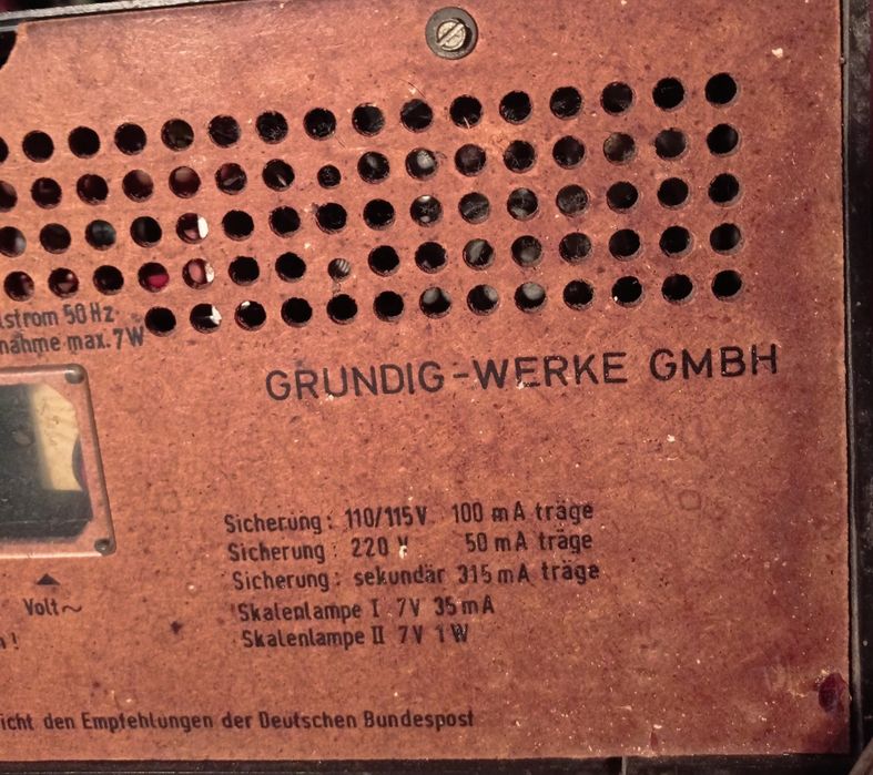 Vând/Schimb radio Grundig.Bârâie,buton posturi defect,arată ca în foto