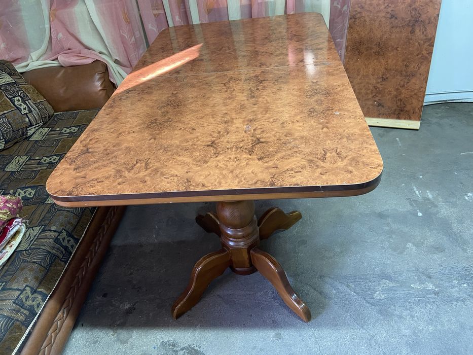 Кухонный стол без стульев в хорошом состоянии