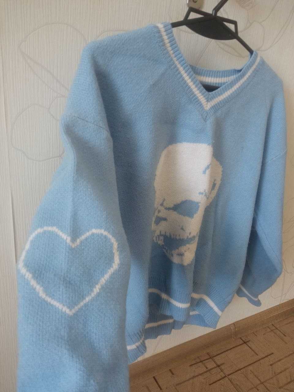 Продам голубой свитер с рисунком черепа