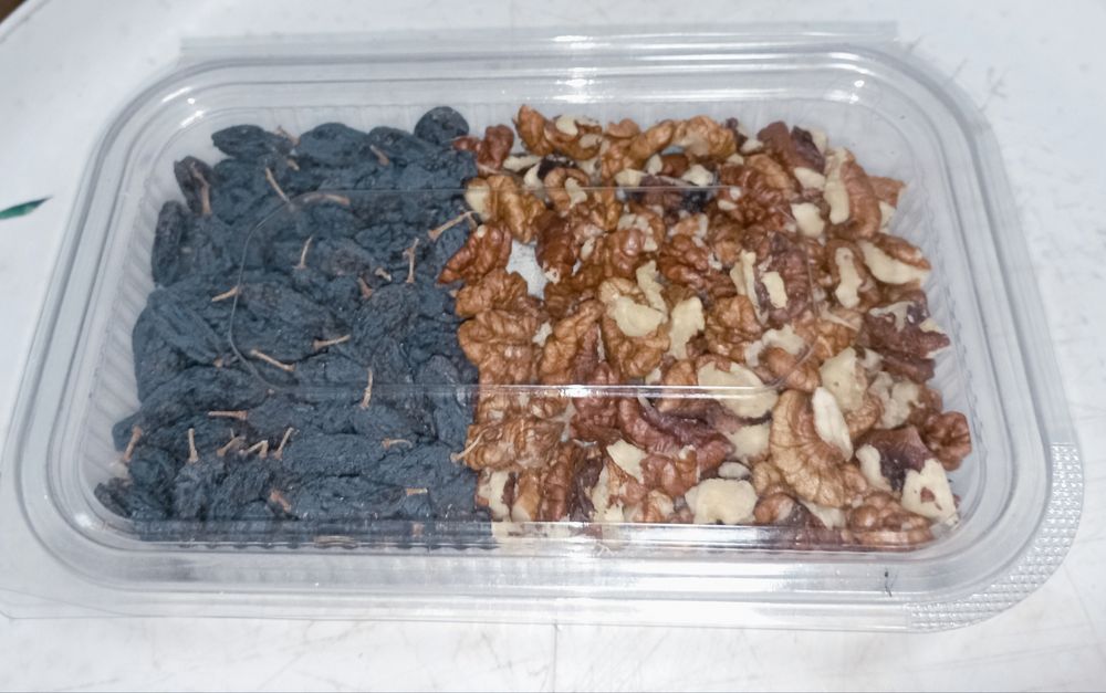 Qadoqlangan mayiz va yongʻoq mahsulotlari bor