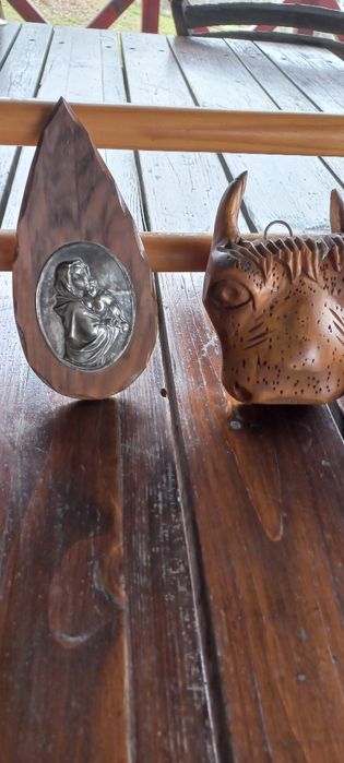 Cani,farfuri, obiecte din lemn si un covoraș ornamental