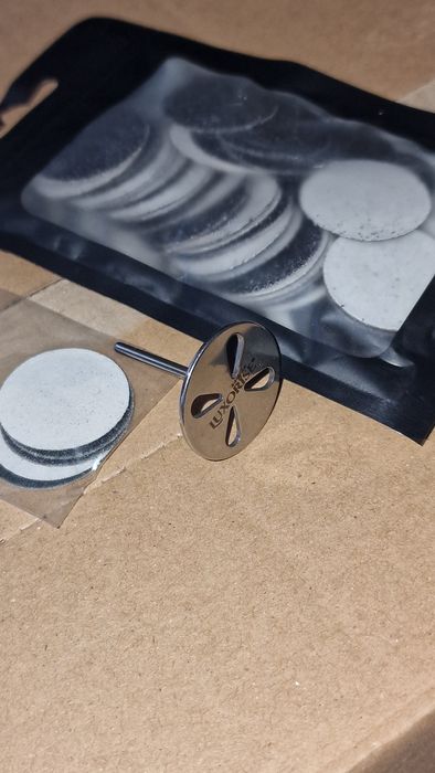 Se vând produse de unghii