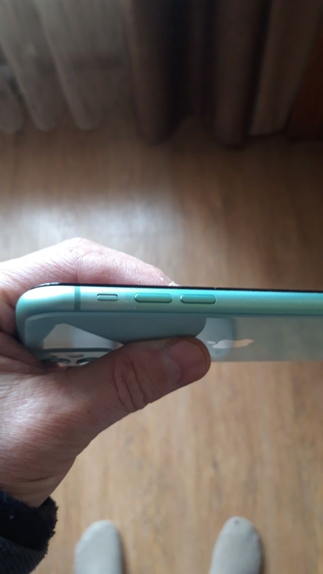 iPhone 11 продаю в идеальном состоянии носила аккуратно в чехле