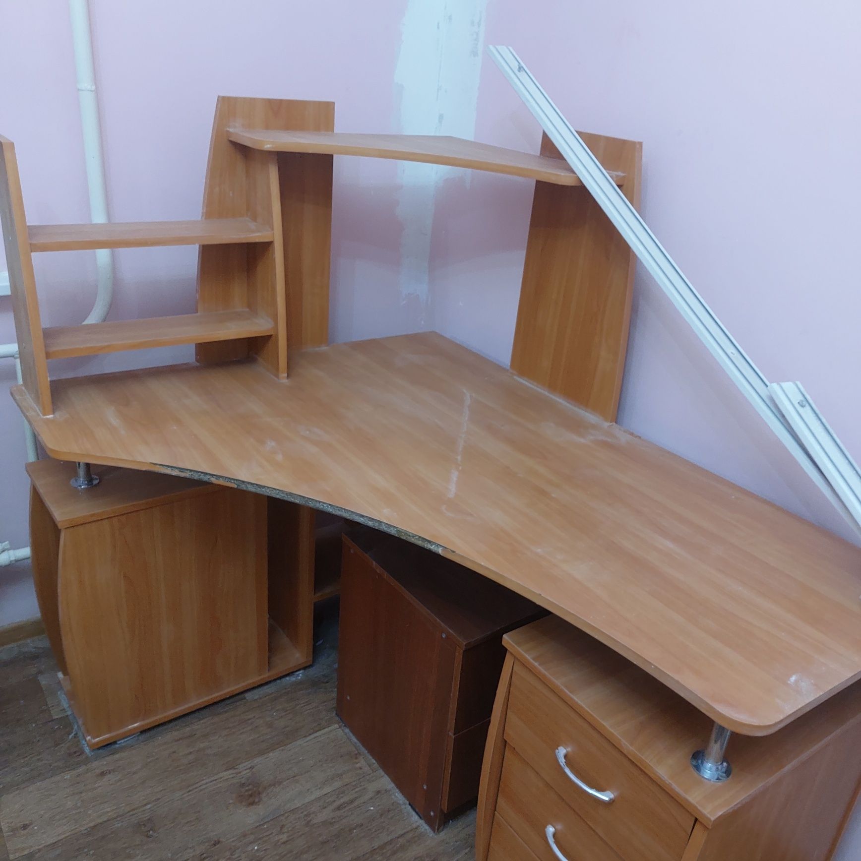 Компьютерный стол и  кровать отдам самовывоз