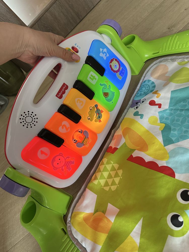 Fisher Price kick and piano активна гимнастика пееща музикална светеща
