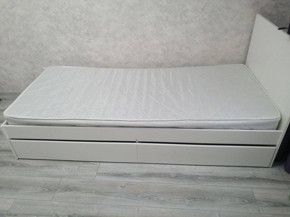 Продам кровать с матрасом