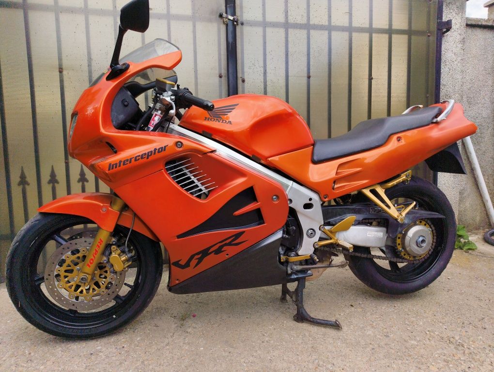 Honda VFR 750F RC36