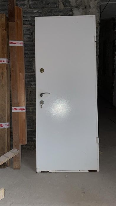 Дверь железная белая