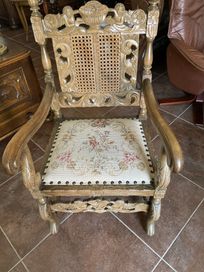 Дърворезбовано кресло с гобленова дамаска