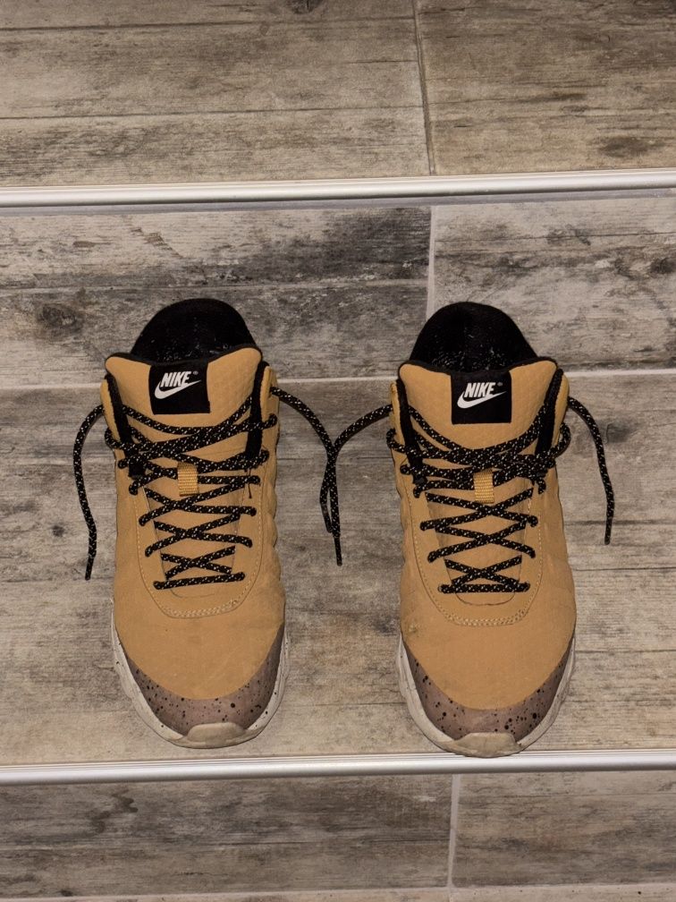 Nike Air Max invigor Mid
