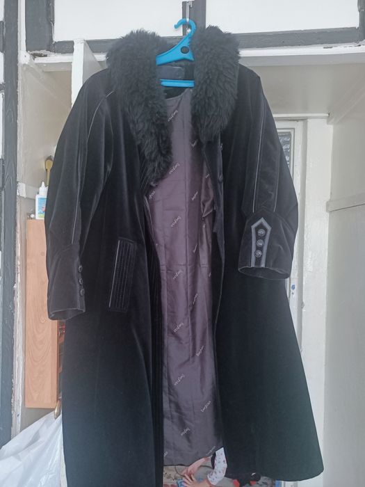 Продается пальто велюровое с воротником