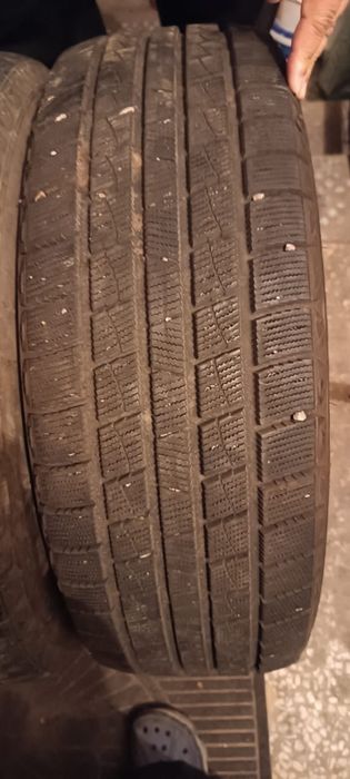 Продам шины зимние б/у 235/65/R17