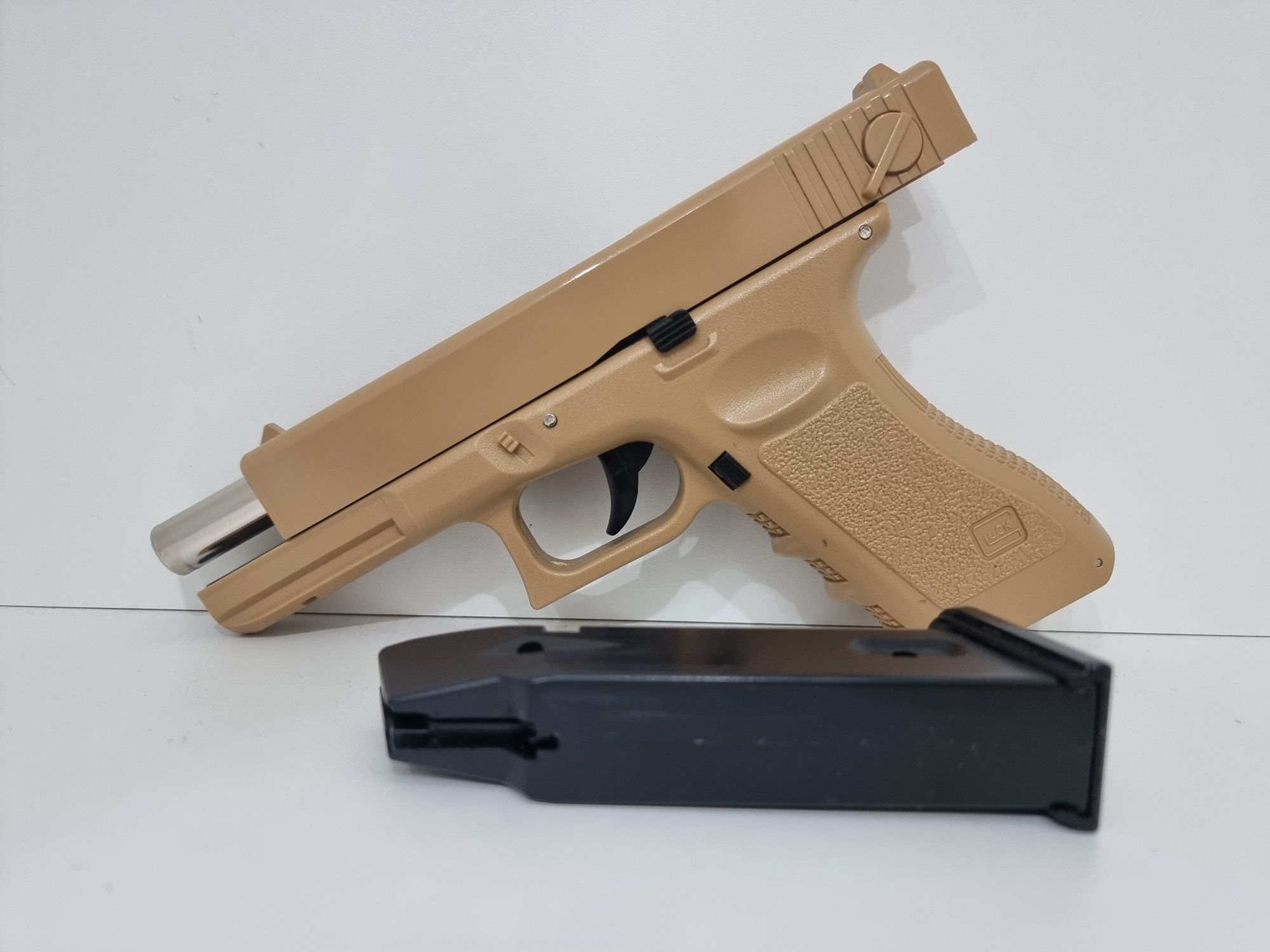 Продам игрушечный пистолет Glock