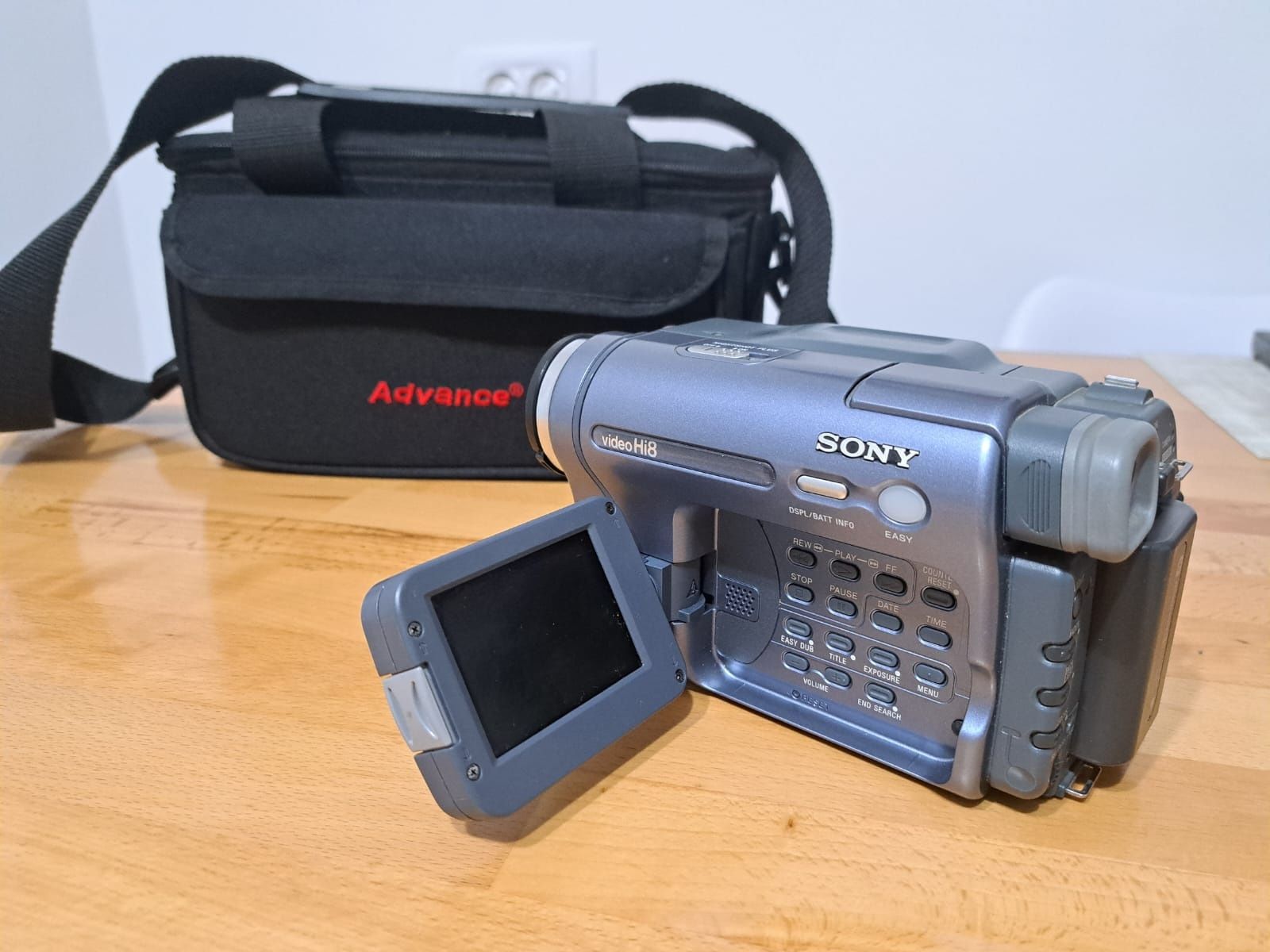 Vând camera video recorder SONY TRV228E