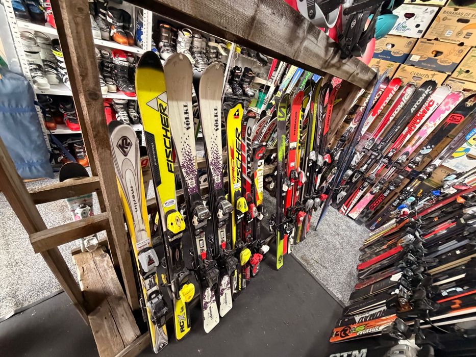 Vand skiuri/ snowboard si clapari inre 80 si 180 cm