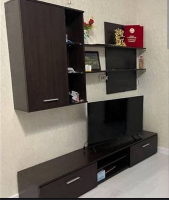 Тумба полка . 10 тыс . Стильная . Массивная. Сост. оч. Хорошее.