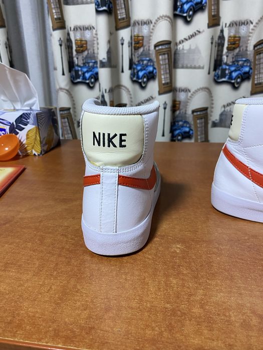 Vând adidași nike blazer red stripe