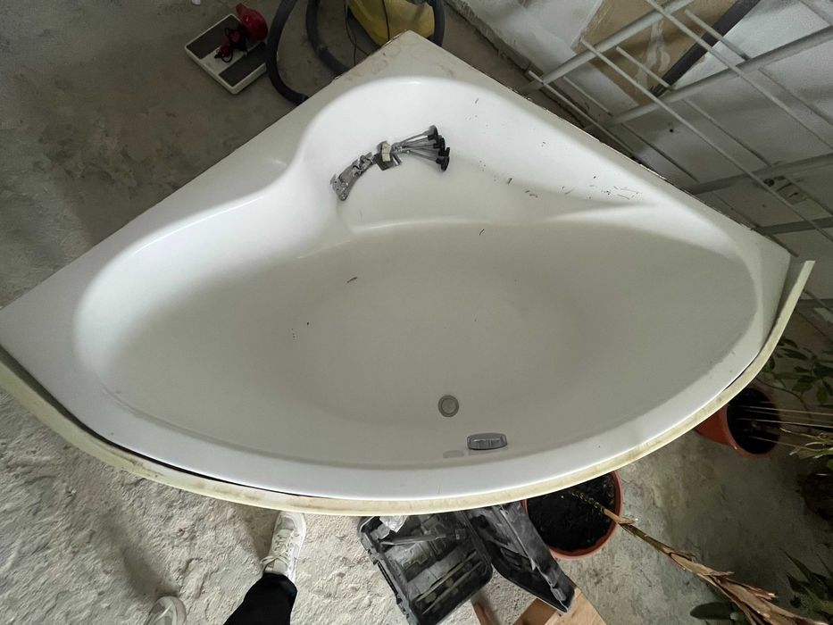 cada, chiuveta cu robinet si vas wc