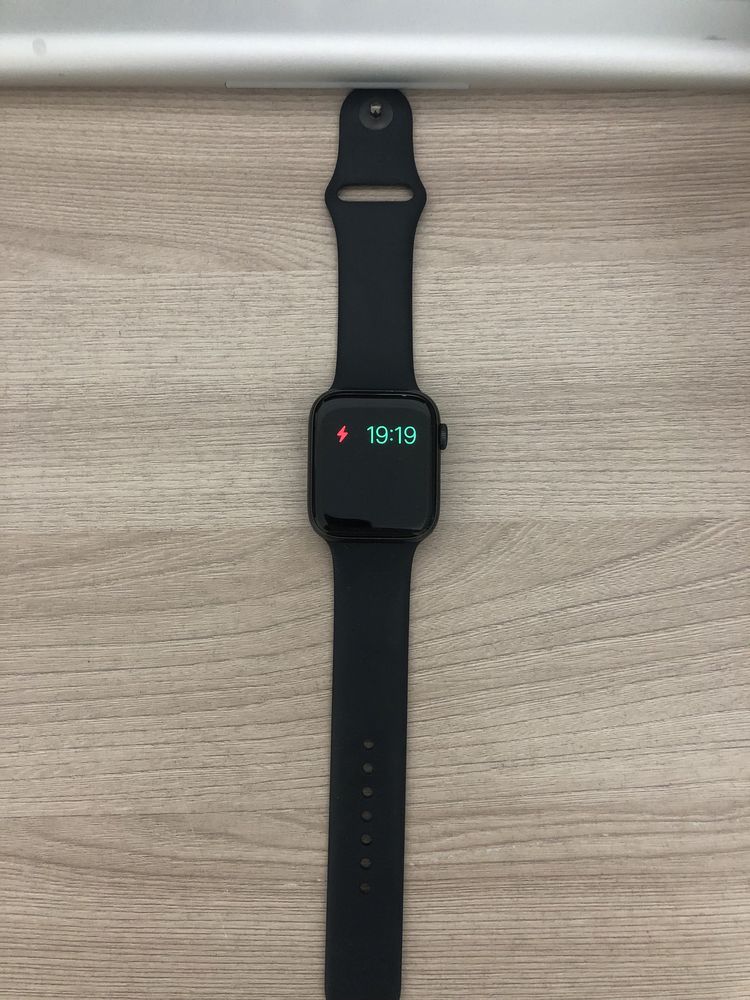 Apple Watch SE 3 отличном состоянии.