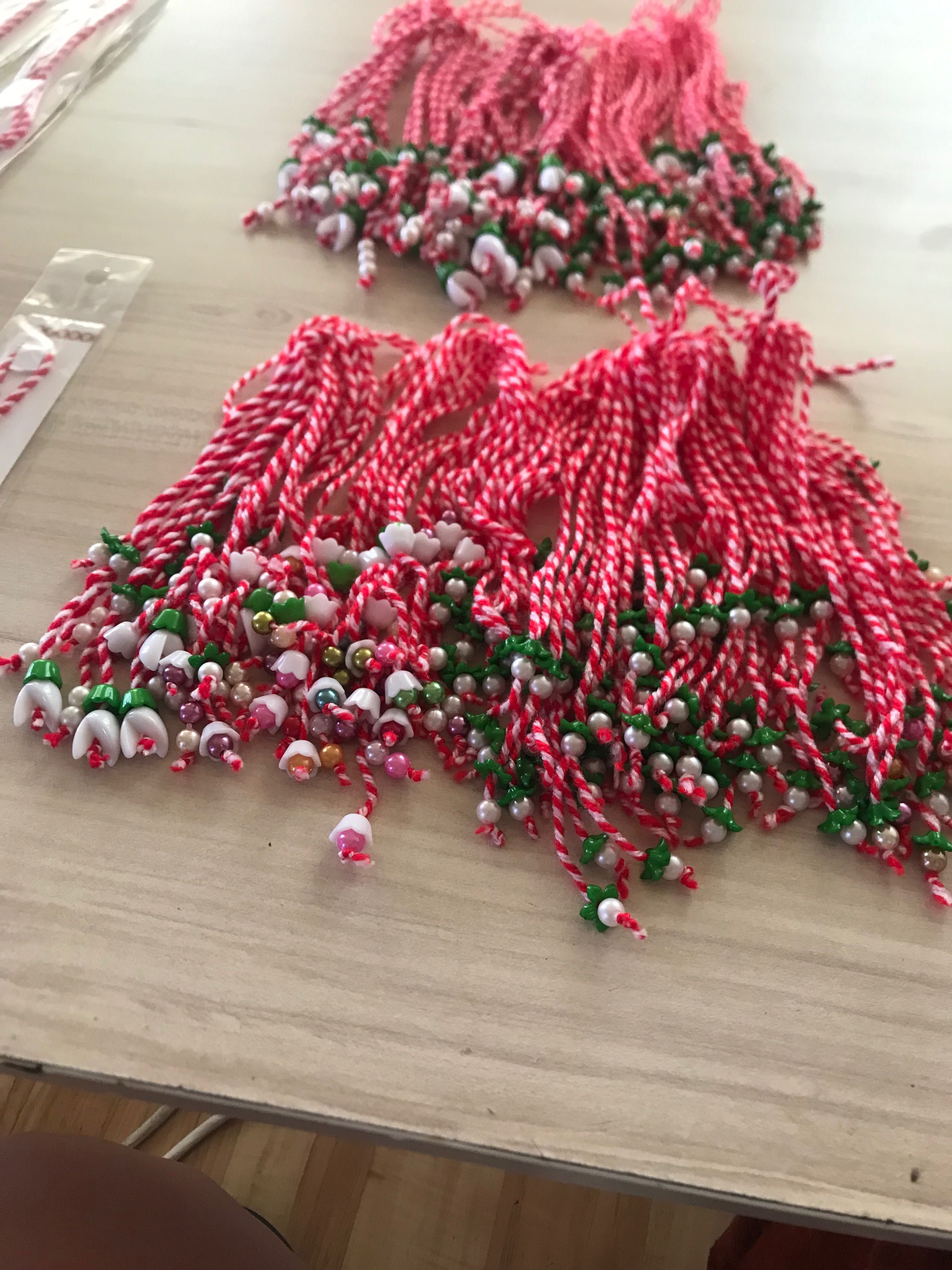 Продавам мартеници.