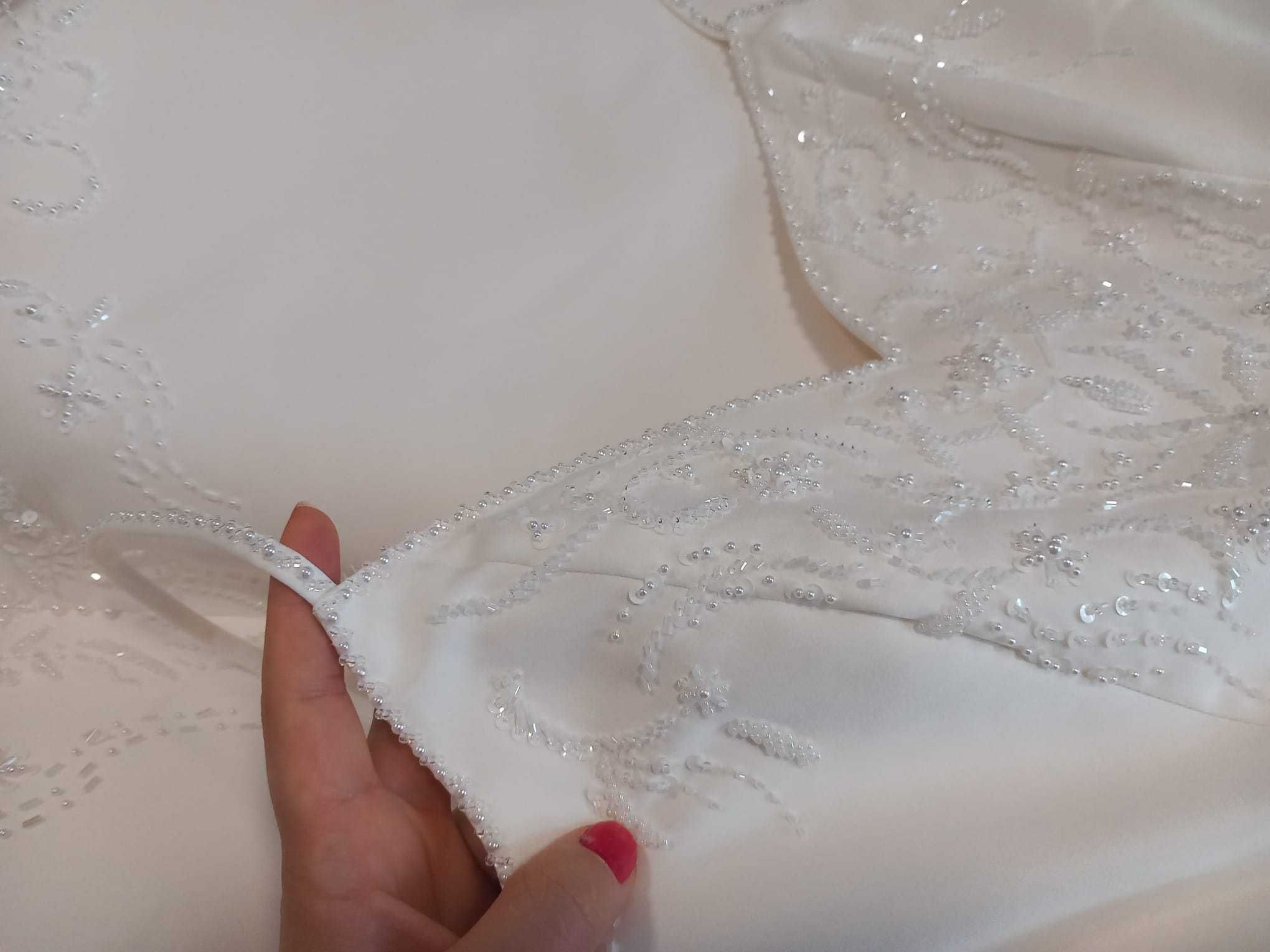 Vand o rochie de mireasa clasica minutios decorata cu margelute