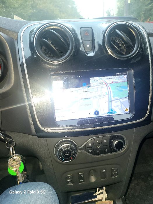 Vând Dacia Logan