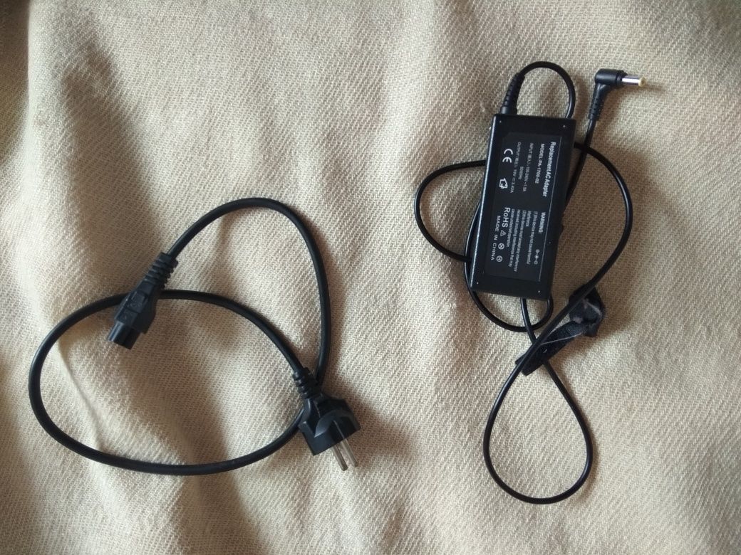 Зарядно за компютър и свързващия го кабел