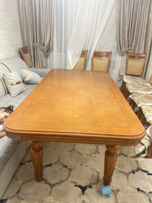 Продам из настоящий дуба стол и стулья